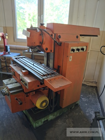 Frezarka uniwersalna FU-251 (moc silnika 4 kW, masa własna około 2000 kg) 